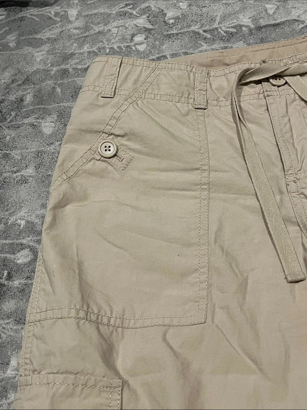 GAP Beige Cargo Capris with Coral and Mint Floral Embroidery, size 6